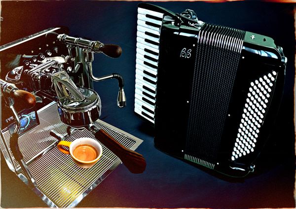 Espresso-apparaat met een accordeon ernaast