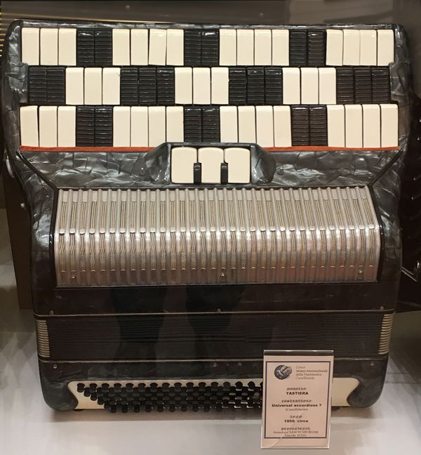 Accordeon met afwijkend groot klavier